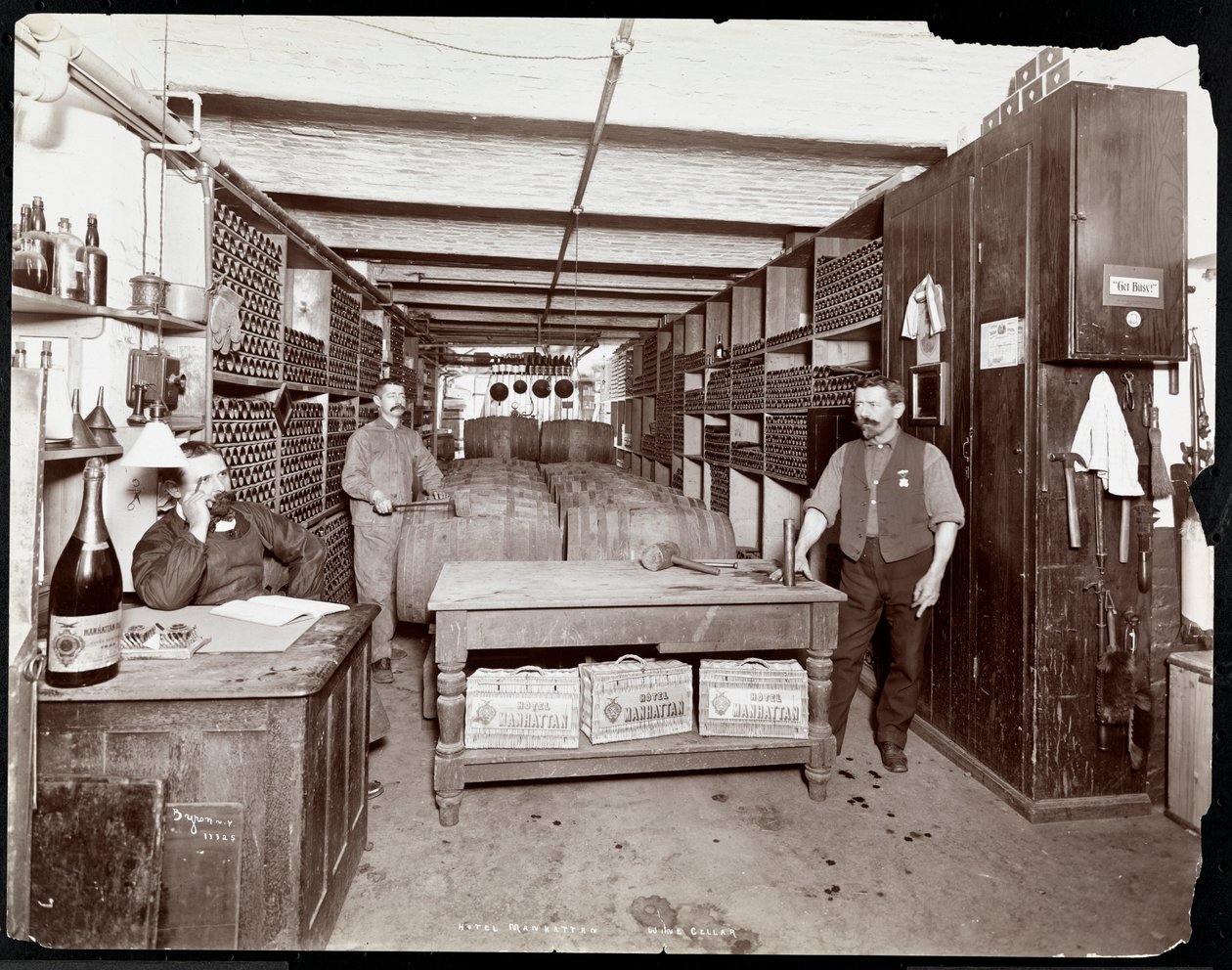 Vinkælderen på Hotel Manhattan, 1902 (sølv gelatinetryk) af Byron Company