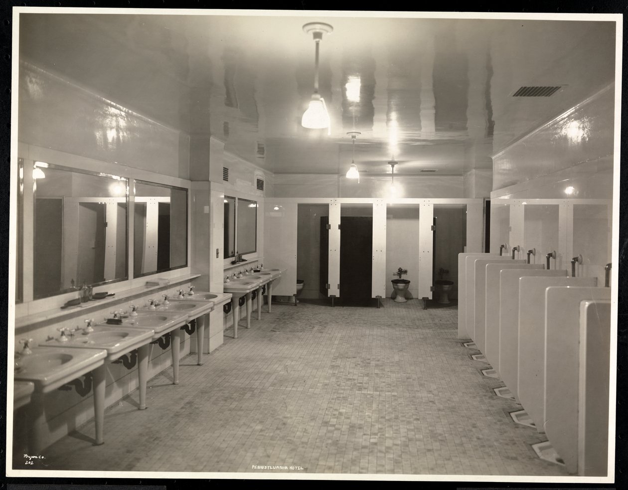 Toiletter på Hotel Pennsylvania, 1918 (sølv gelatinetryk) af Byron Company