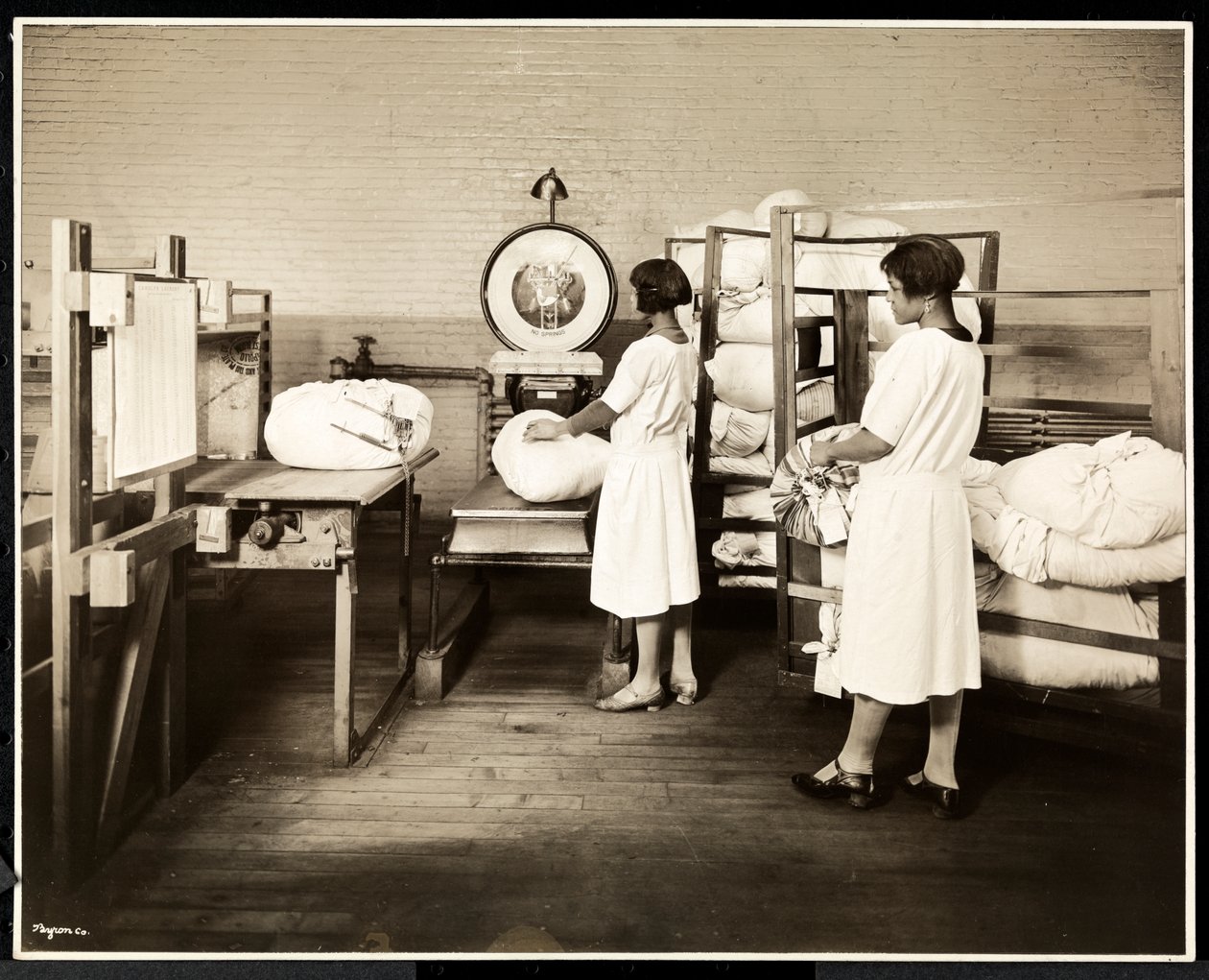To afroamerikanske kvinder vejer poser med vasketøj på Carolyn Laundry på 111 East 128th Street, East Harlem, New York, 1928 (sølv gelatinetryk) af Byron Company
