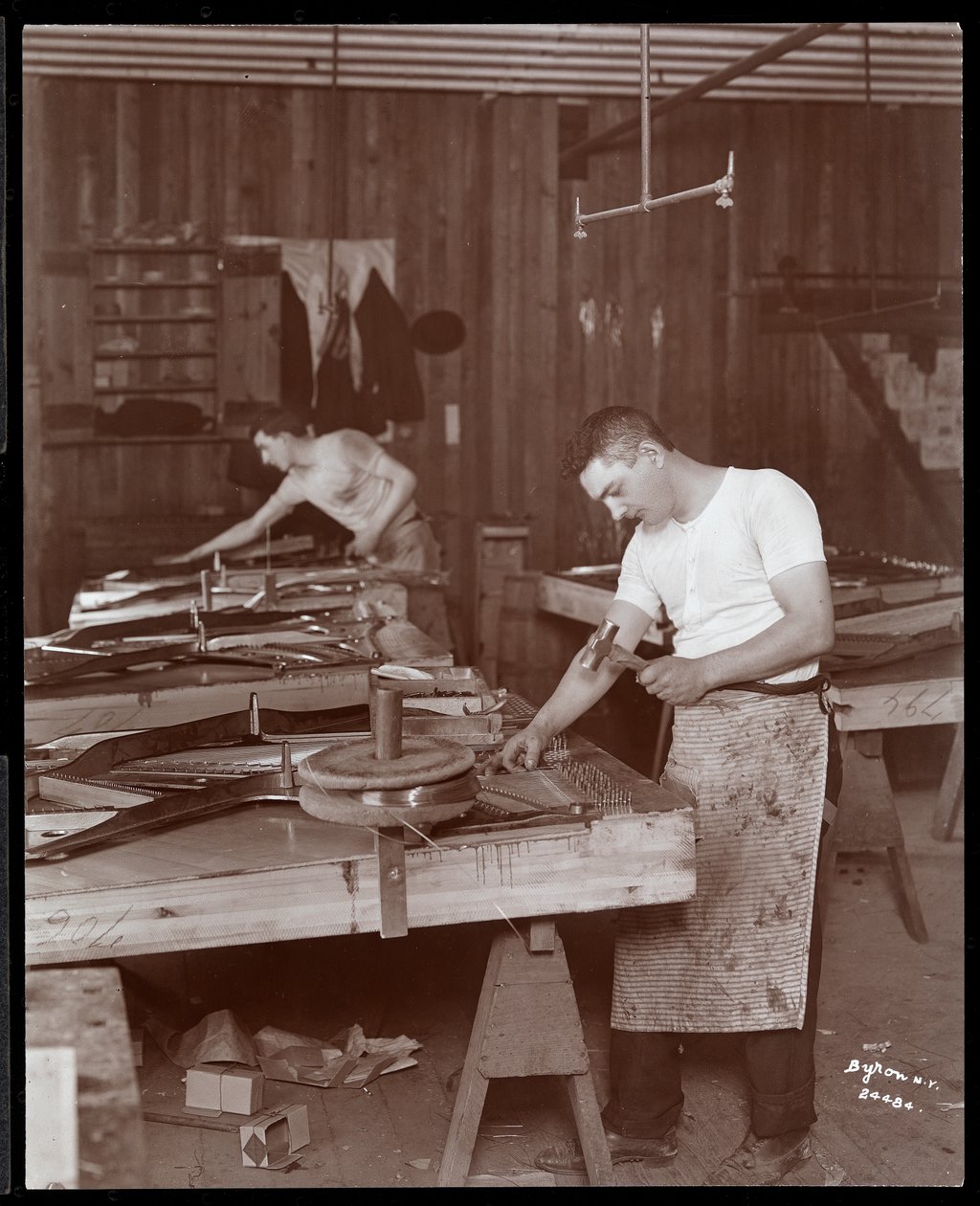To mænd, der arbejder på Harrington Piano Co. fabrikken, 1907 (sølv gelatinetryk) af Byron Company