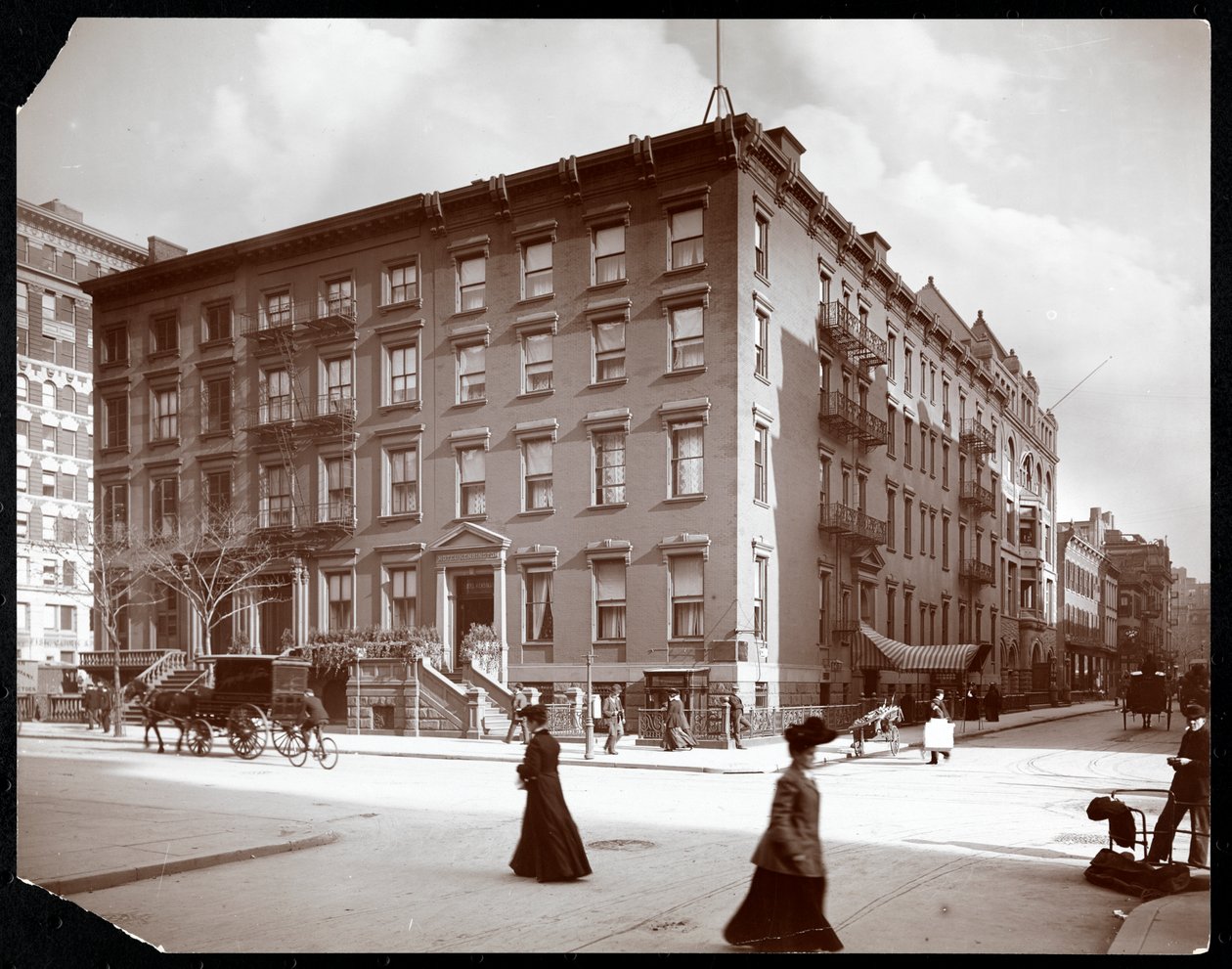 Udsigt over Hotel Kensington på Fifth Avenue, nær Washington Square, New York, 1904 (sølv gelatinetryk) af Byron Company