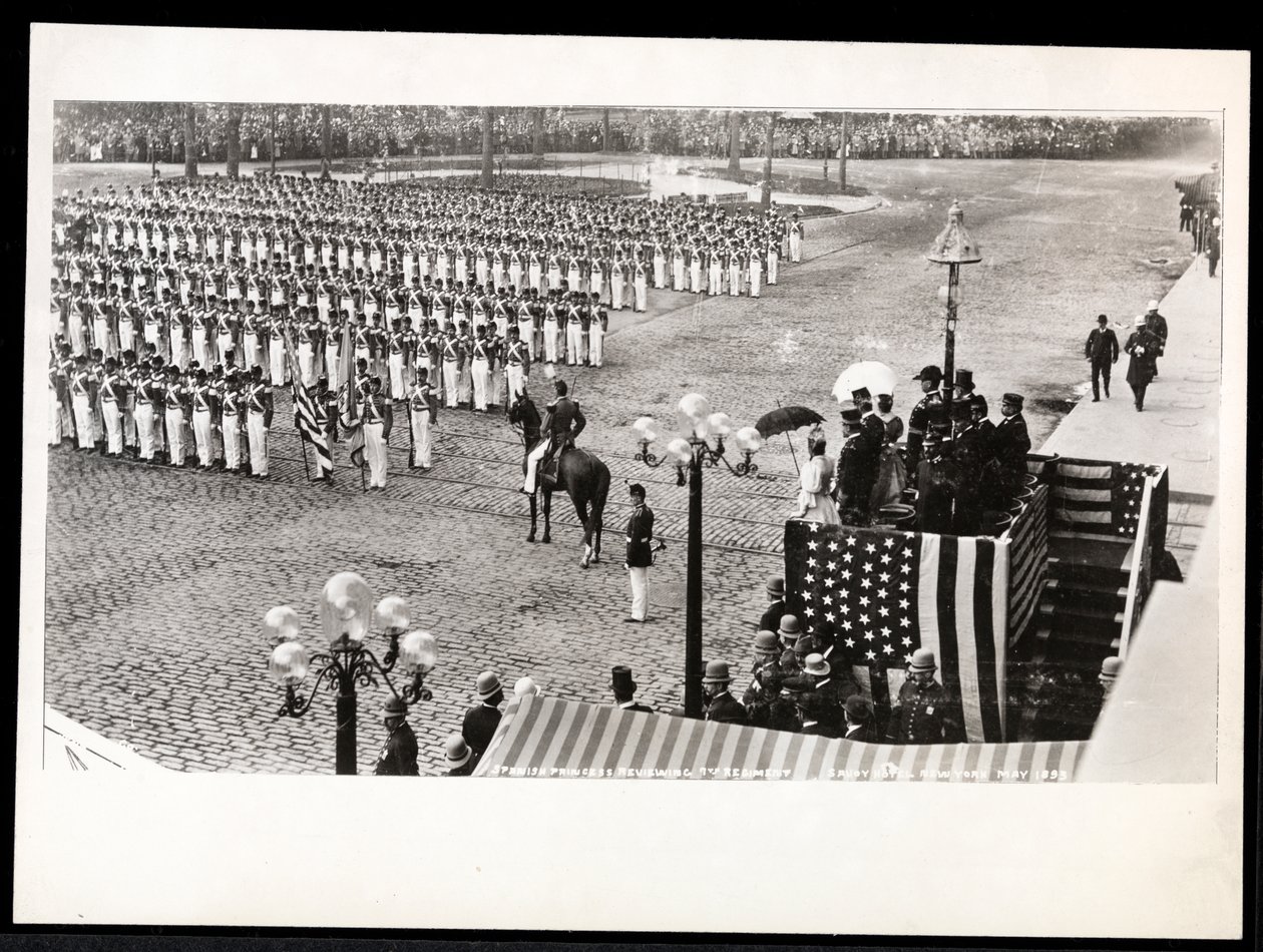 Udsigt over prinsesse Eulalia af Spanien, der gennemgår det 7. regiment, der marcherer i Columbus Celebration Parade på Savoy Hotel, New York, 1899 (sølv gelatinetryk) af Byron Company