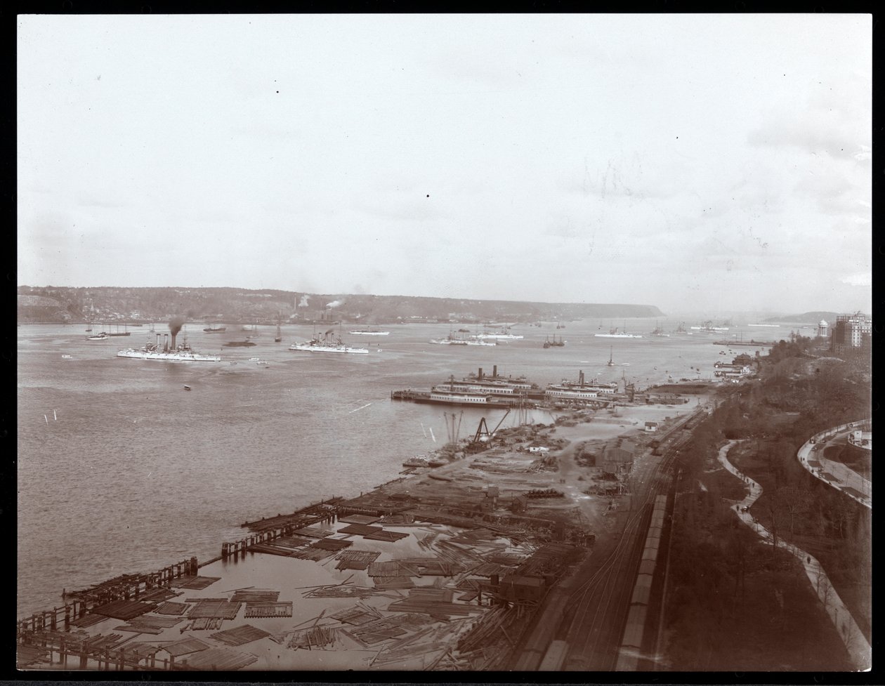 Udsigt over amerikanske krigsskibe i Hudson-floden under Prins Louis af Battenbergs besøg, 1905 (sølv gelatinetryk) af Byron Company