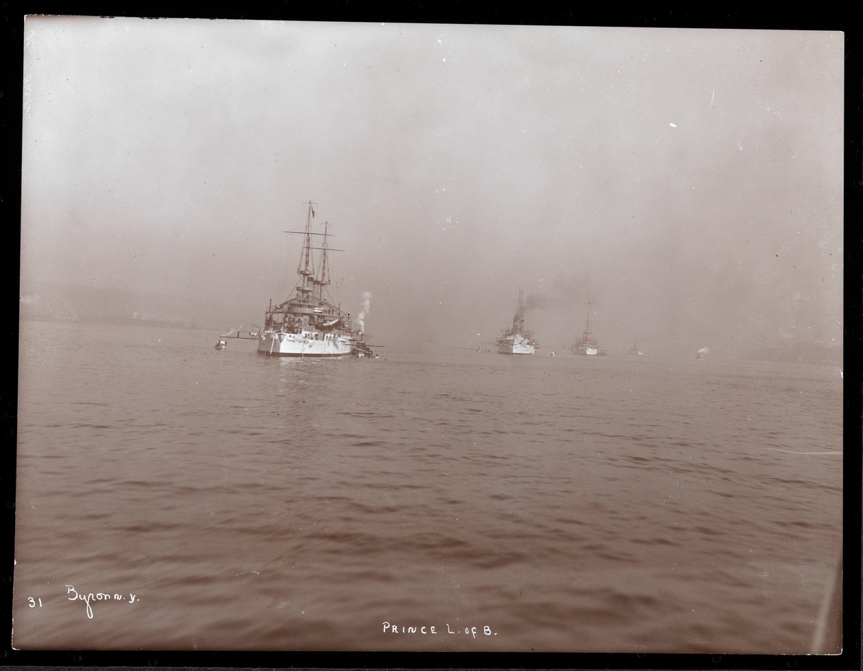 Udsigt til en karavane af amerikanske krigsskibe på Hudson-floden i tåge under prins Louis af Battenbergs besøg, 1905 (sølvgelatindryk) af Byron Company