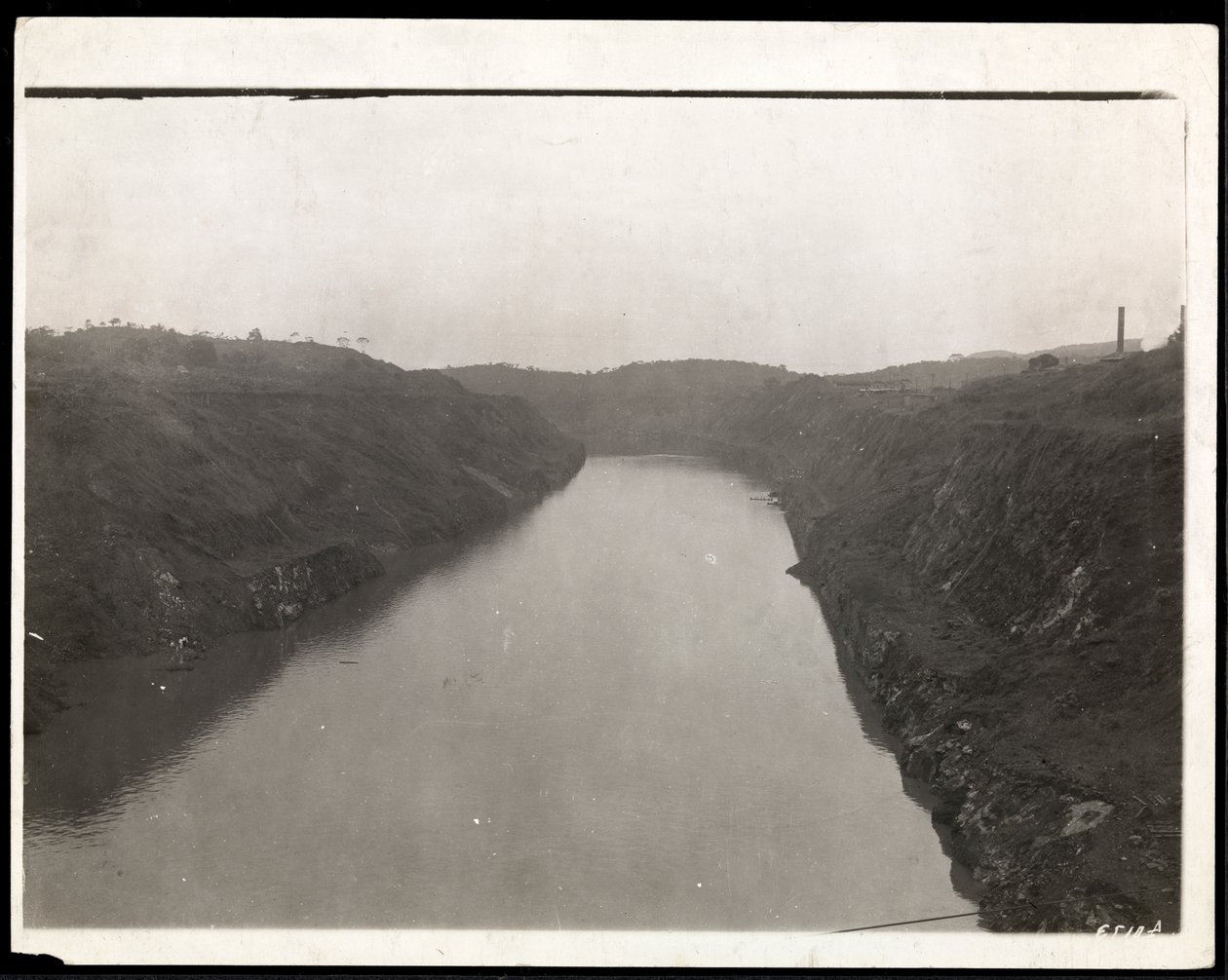 Udsigt over en nygravet del af Panamakanalen under konstruktion, 1912 eller 1913 (sølv gelatinetryk) af Byron Company