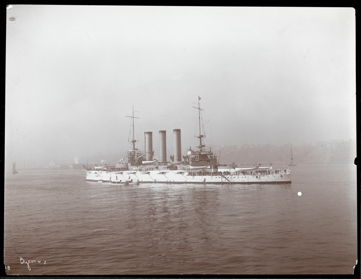 Udsigt over et militærskib, formentlig på Hudson-floden nær West Point efter besøget af prins Louis af Battenberg, 1905 (sølv gelatinetryk) af Byron Company
