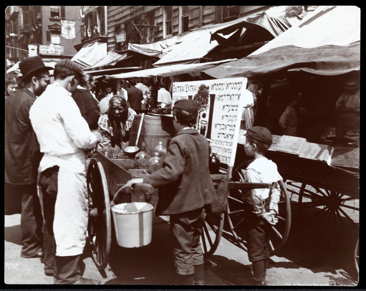 Udsigt af børn, der køber drinks af en kræmmer på Hester Street, New York, 1898 (sølv gelatinetryk) af Byron Company