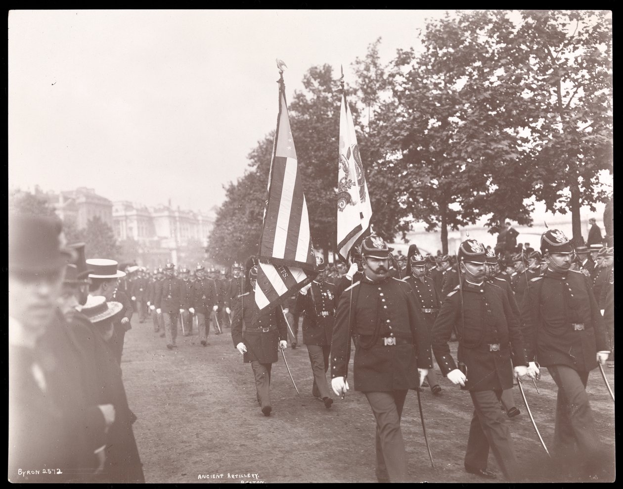 Udsigt over det gamle artilleri i Boston, der marcherer i en parade i London, England, 1897 (sølv gelatinetryk) af Byron Company