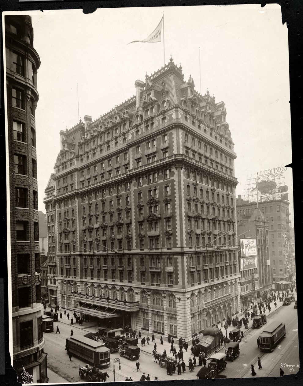 Udsigt over Hotel Knickerbocker, Broadway og 42nd Street, New York, 1912 (sølv gelatinetryk) af Byron Company