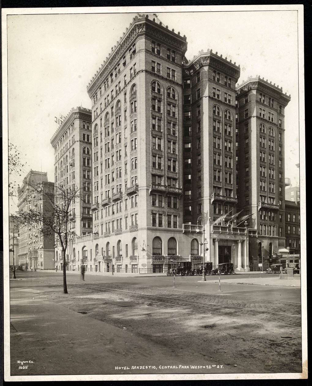 Udsigt over Hotel Majestic på 72nd Street fra den anden side af Central Park West, New York, 1920 (sølv gelatinetryk) af Byron Company