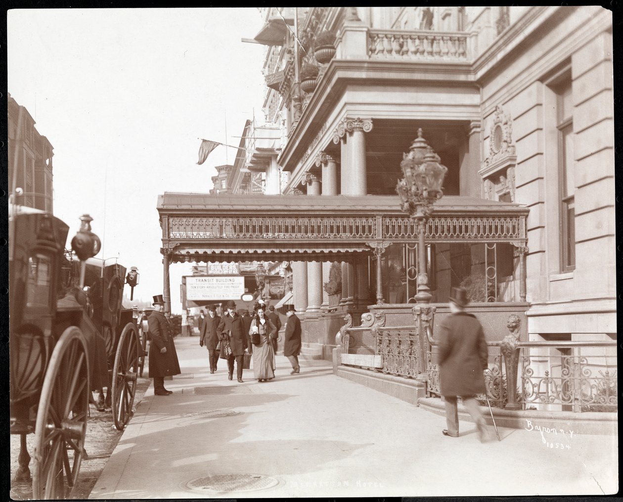 Udsigt over Hotel Manhattan på 42nd Street og Madison Avenue, New York, 1900 eller 1901 (sølv gelatinetryk) af Byron Company