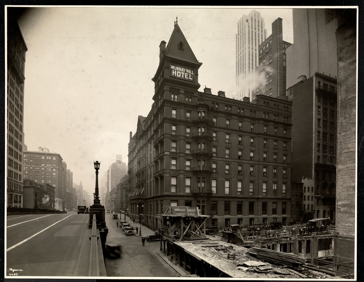 Udsigt over Murray Hill Hotel, Park Avenue og 40th Street, New York, fra Park Avenue viadukten, 1931 (sølv gelatinetryk) af Byron Company
