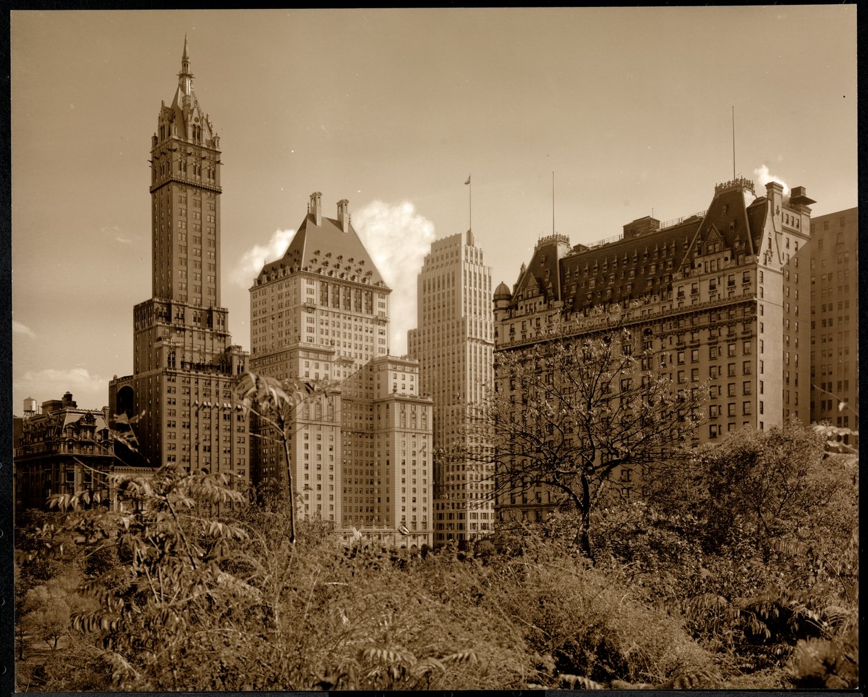 Udsigt over Savoy Plaza Hotel, 59th Street og Fifth Avenue, New York, ca. 1937 (sølv gelatinetryk) af Byron Company