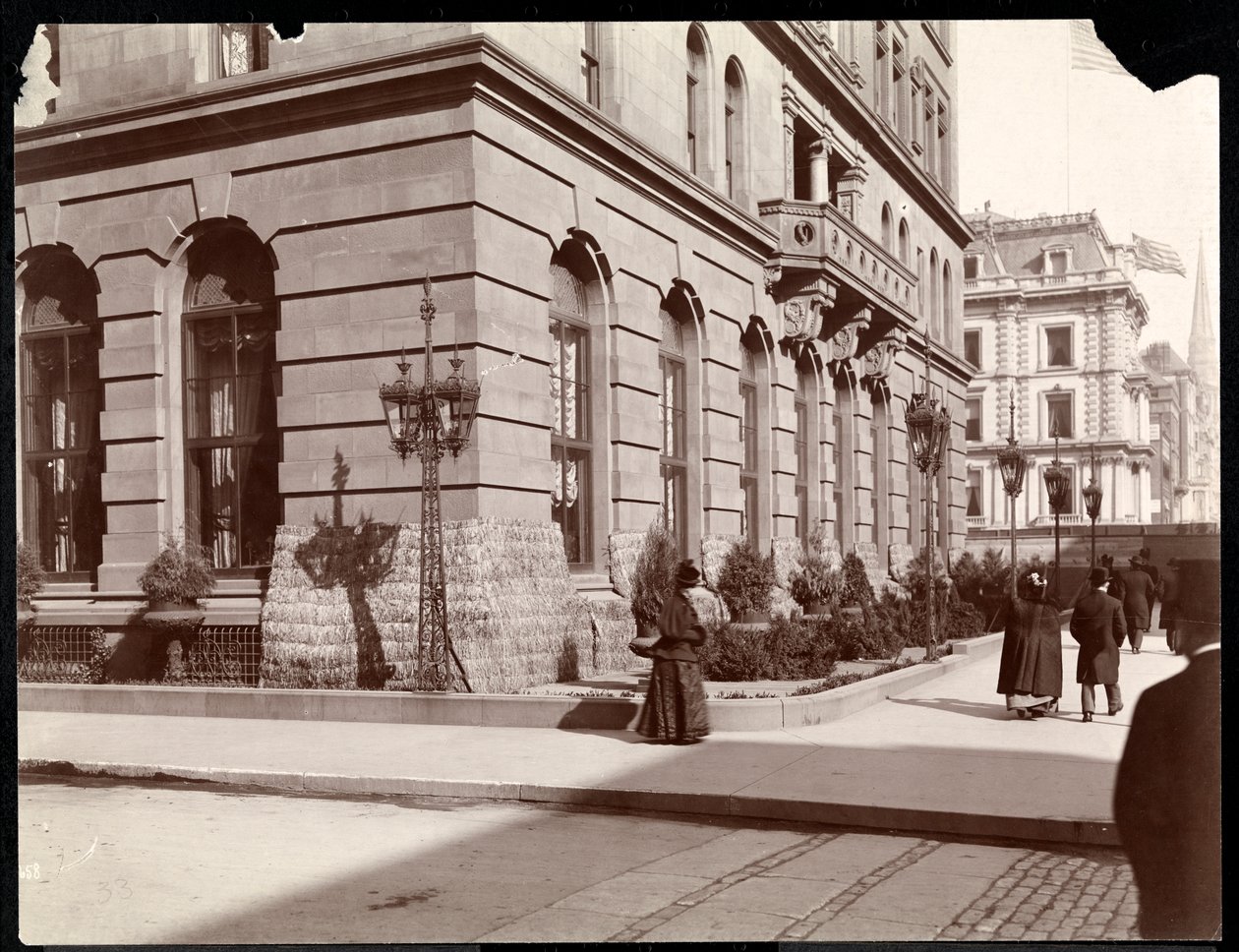 Udsigt over Waldorf Astoria Hotel og J. J. Astor-residensen langs 5th Avenue på 33rd and 34th Street, New York, 1895 (sølv gelatinetryk) af Byron Company