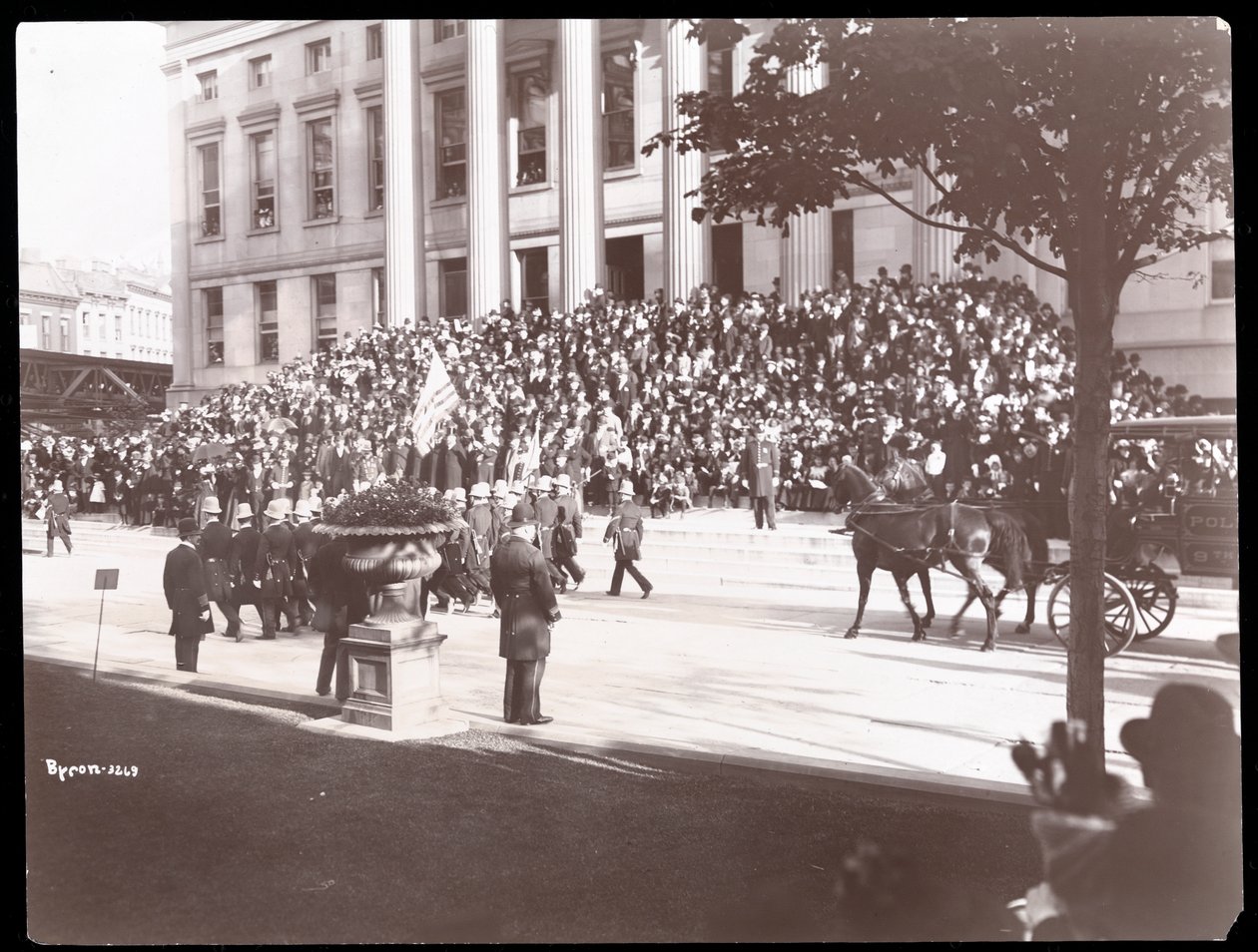 Udsigt over menneskemængden på trapperne til Brooklyn Borough Hall under Brooklyn Police Parade, 1897 (sølv gelatinetryk) af Byron Company