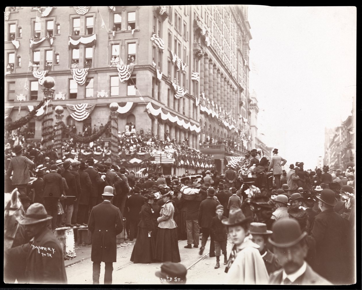 Udsigt over menneskemængden nær Waldorf Astoria Hotel på 34th Street under Dewey-paraden på Fifth Avenue, New York, 1899 (sølvgelatineprint) af Byron Company