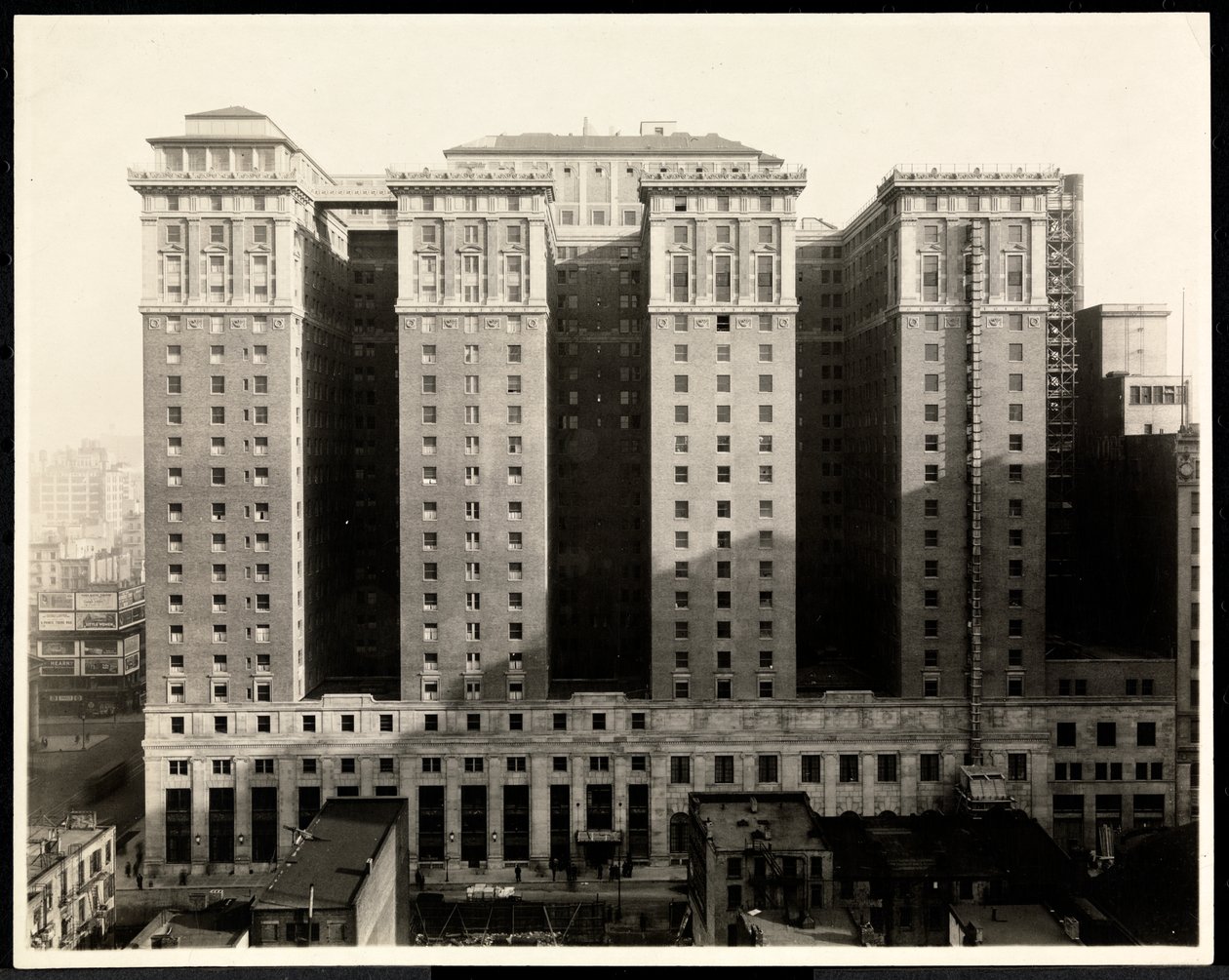 Udsigt over sydsiden af Hotel Pennsylvania, 7th Avenue og 32nd Street, New York, 1919 (sølvgelatineprint) af Byron Company