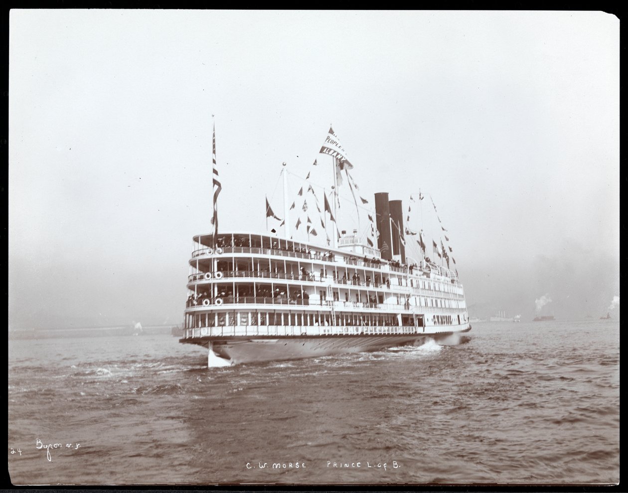 Udsigt over dampskibet C.W. Morse, formentlig på Hudson-floden nær West Point efter besøget af prins Louis af Battenberg, 1905 (sølv gelatinetryk) af Byron Company