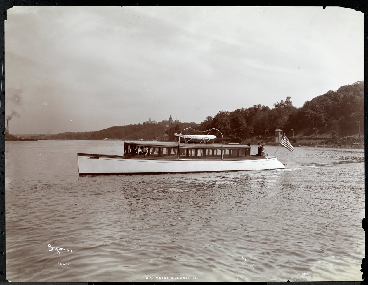 Udsigt over yachten Delicia of the New York Yacht, Launch und Engine Co. på Hudson River nær Morris Heights, New York, 1903 (sølv gelatinetryk) af Byron Company