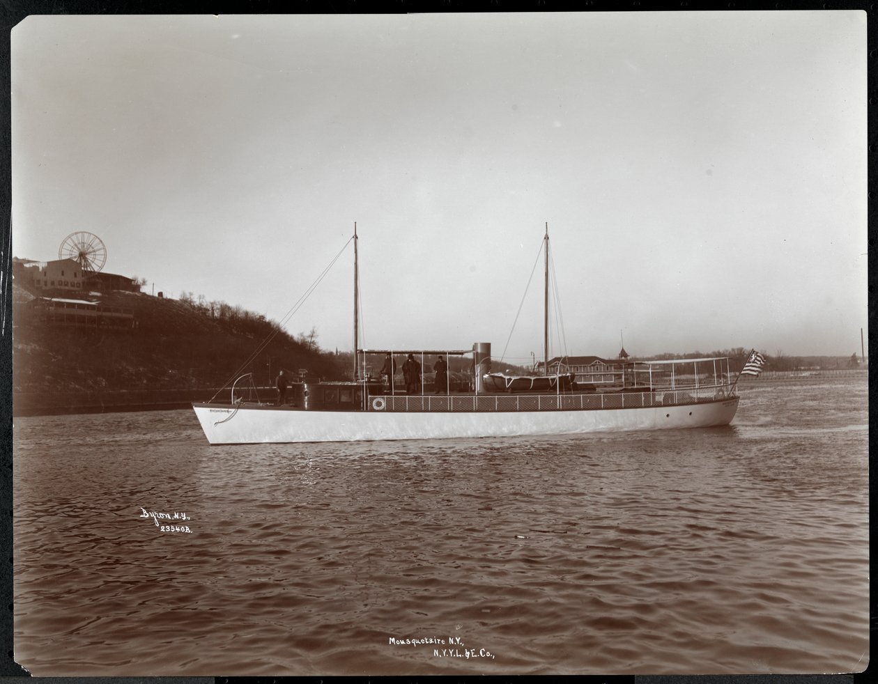 Udsigt over yachten Mousquetaire af New York Yacht, Launch und Engine Co. på Harlem River, New York, 1905 (sølv gelatinetryk) af Byron Company