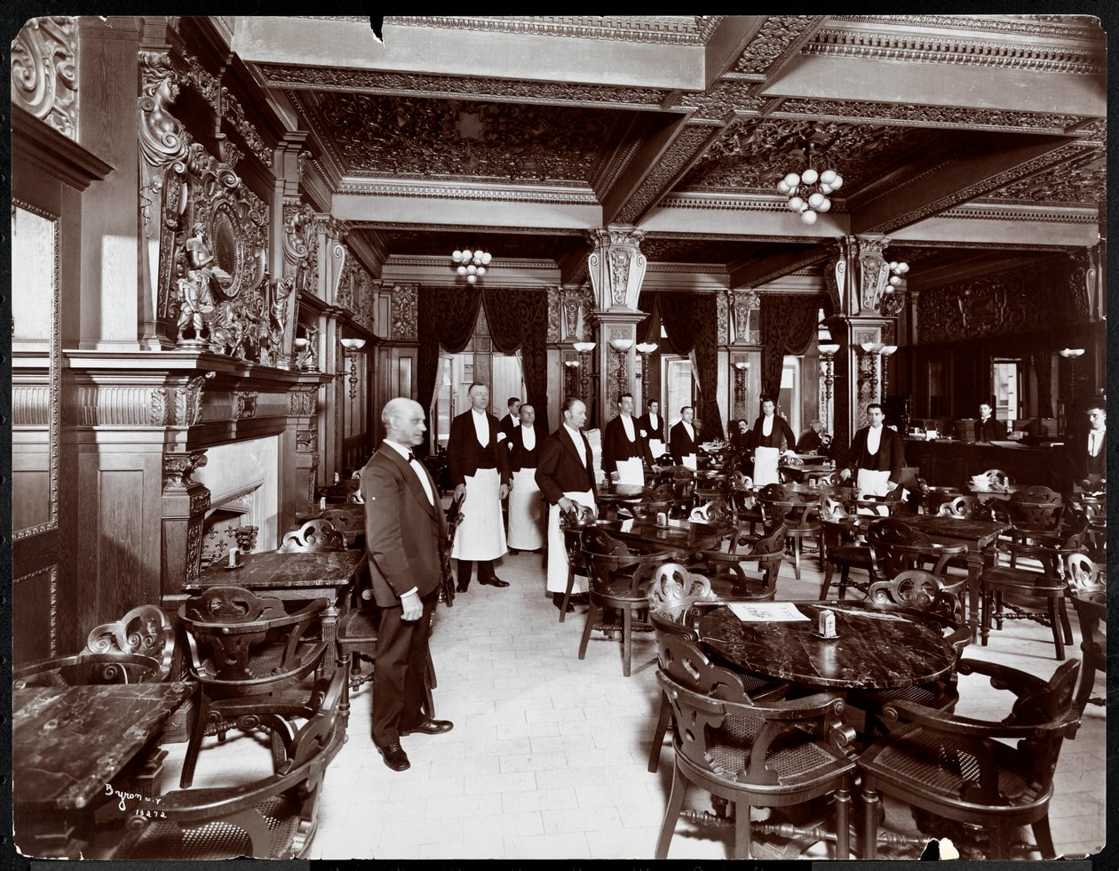 Tjener på en cafe på Hotel Delmonico, 1902 (sølv gelatinetryk) af Byron Company