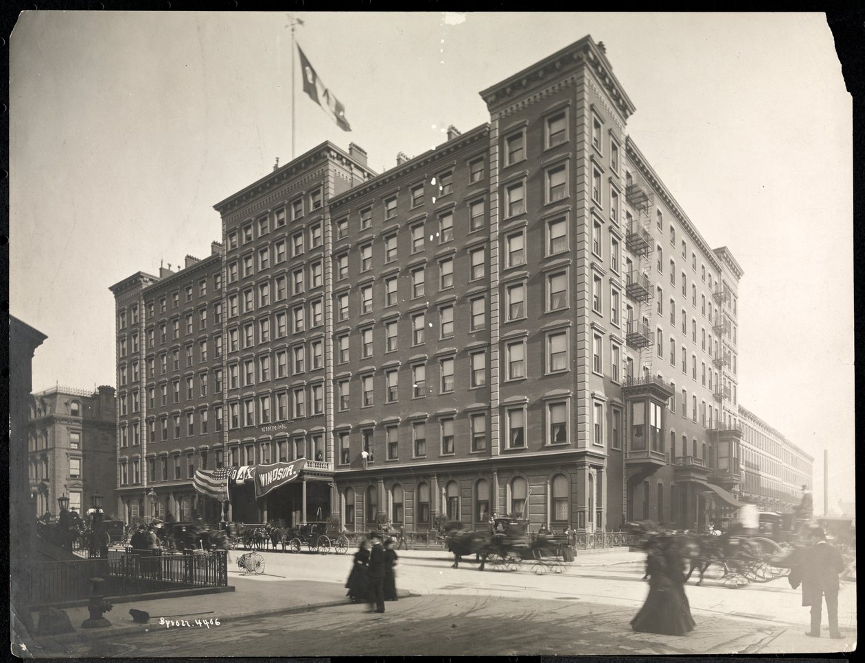 Windsor Hotel på 5th Avenue fra 46th til 47th Streets, New York, 1898 (sølvgelatineprint) af Byron Company