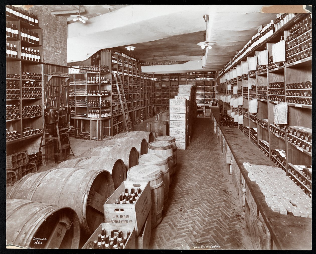 Vinkælder på Hotel Knickerbocker, 1906 (sølv gelatinetryk) af Byron Company
