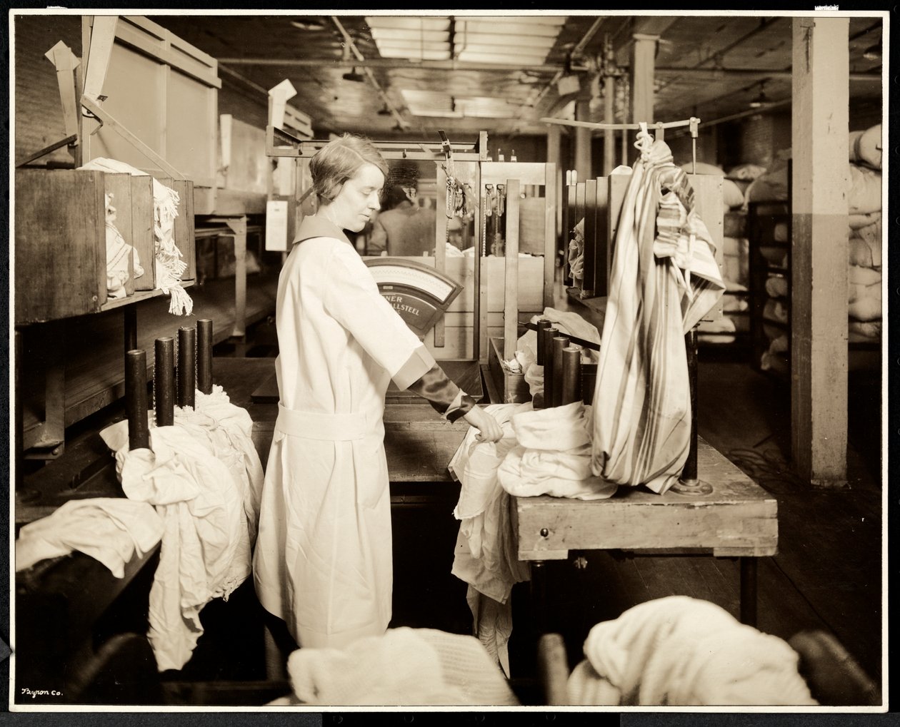 Kvinder mærker poser med vasketøj på Carolyn Laundry på 111 east 128th Street, East Harlem, New York, 1928 (sølv gelatinetryk) af Byron Company