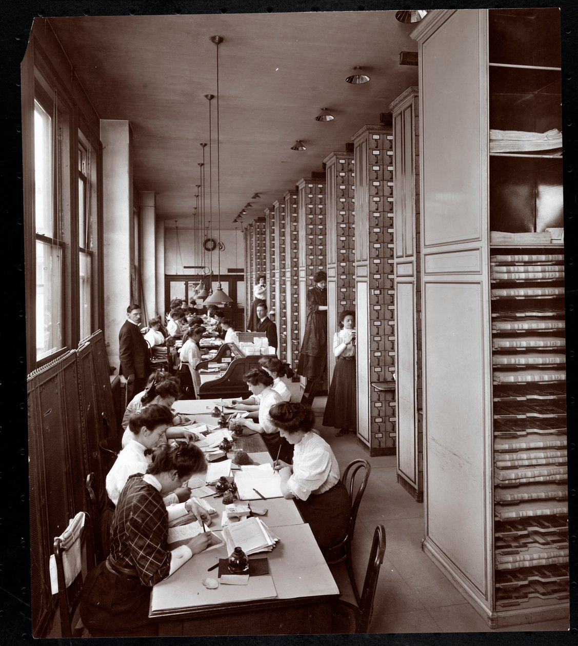 Kvinder, der arbejder i et arkivrum, under mandligt opsyn, hos Metropolitan Life Insurance Co. på 23rd Street og Madison Avenue, New York, 1907 (sølv gelatinetryk) af Byron Company