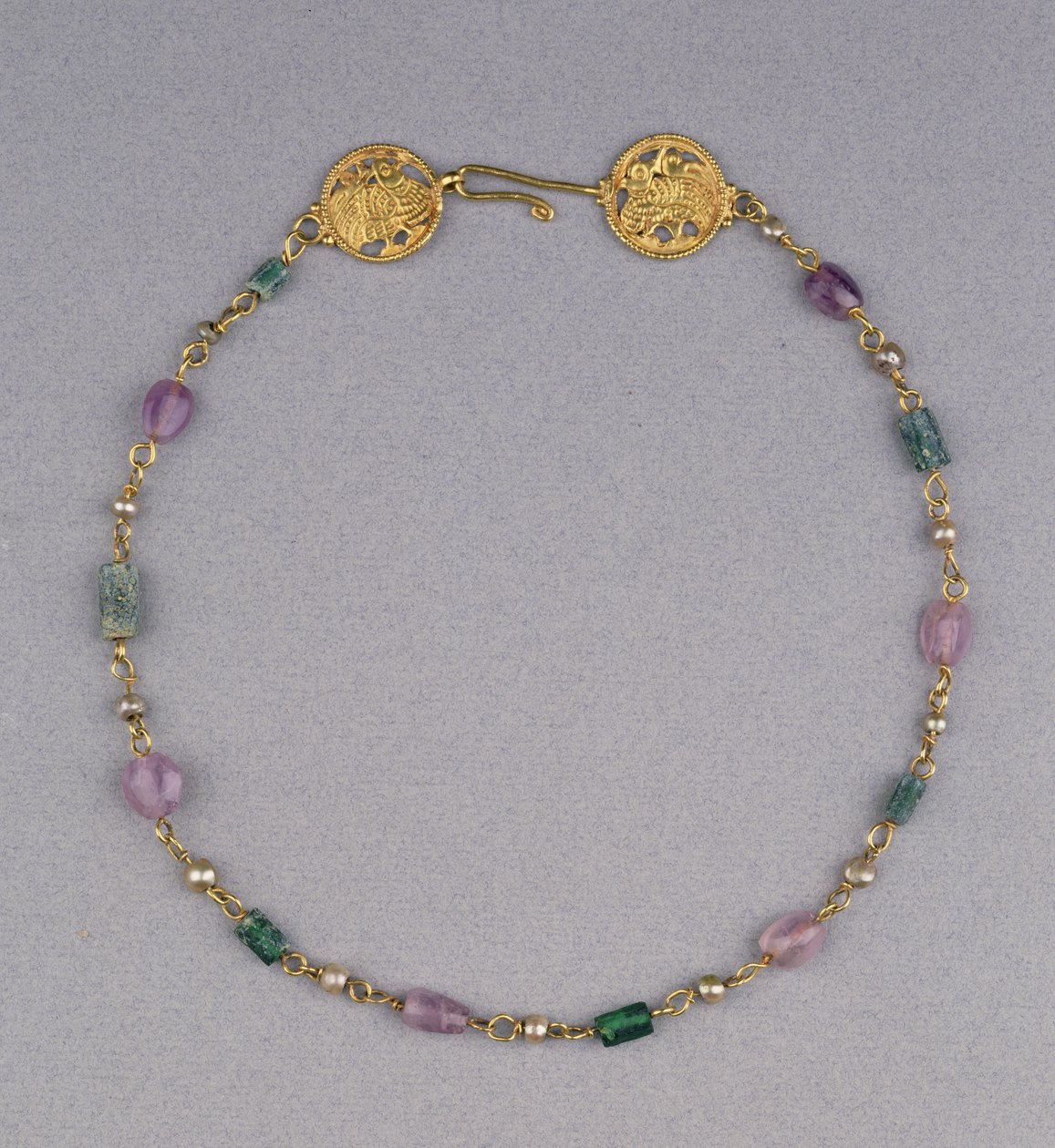 Guldhalskæde spændt med perler, ametyst og grønne glasperler med to guldgennembrudte rundeller, ca. 400-550 (guld, ametyst og glas) af Byzantine
