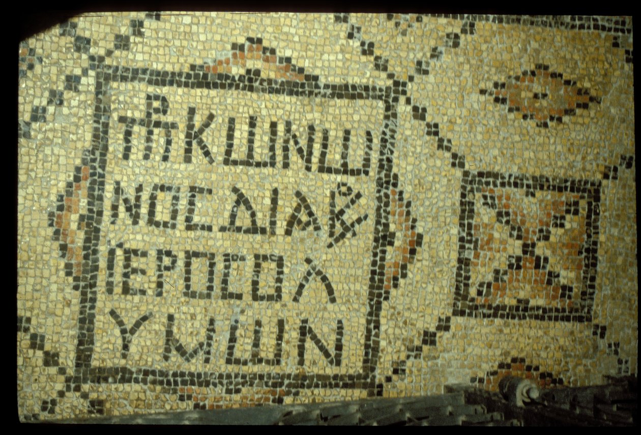 Mosaik fundet i kirkegrotten (keramiske fliser) af Byzantine