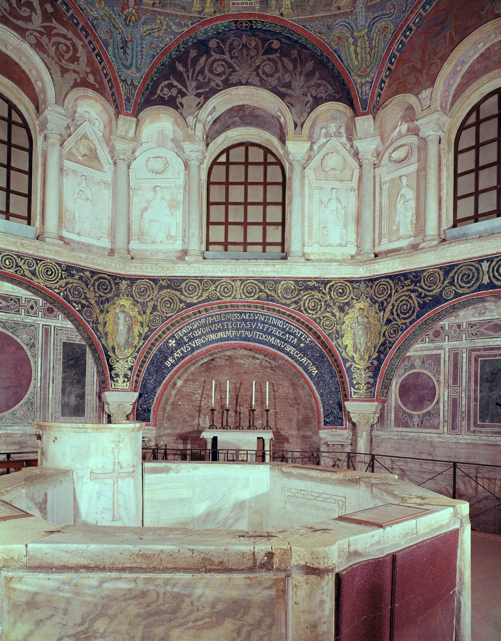 Apsiden med døbefonten af Byzantine