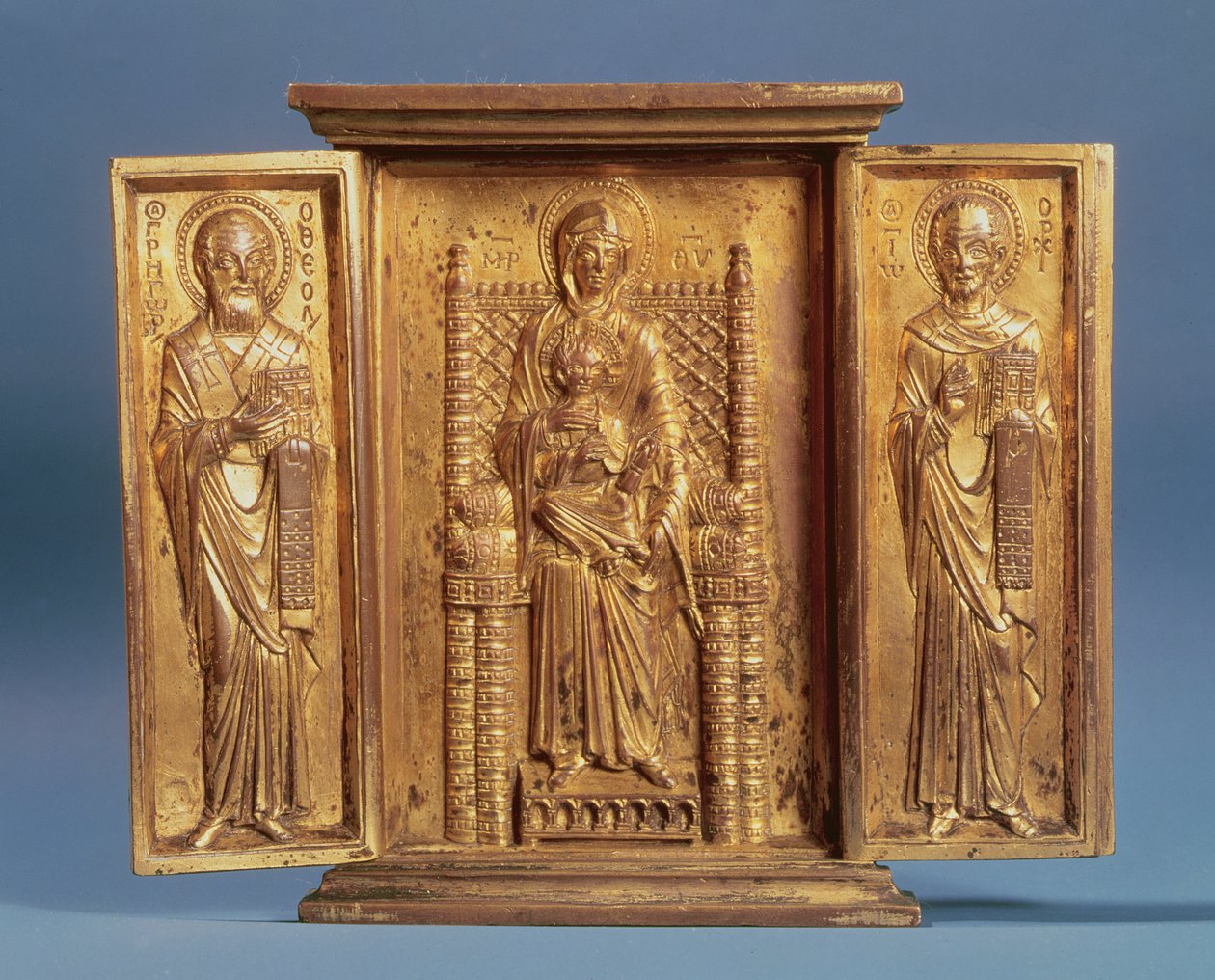 Jomfruen og barnet på tronen mellem St. Gregory Nazianzus og St. John Chrysostom (tempera på panel) af Byzantine School