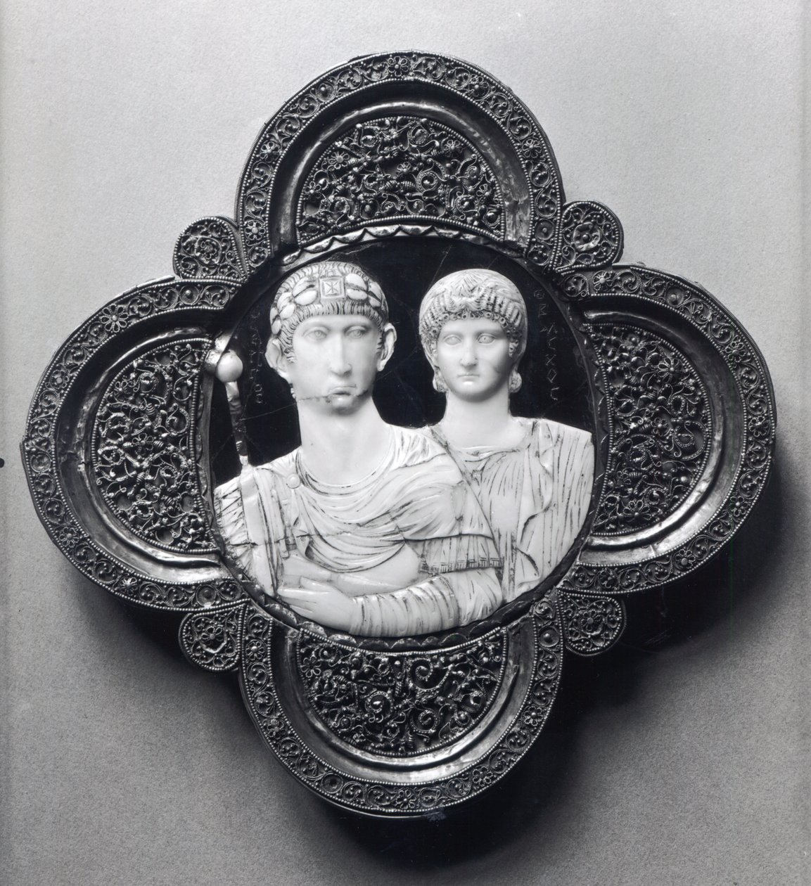Cameo forestillende kejser Honorius (395-423) og hans kone, Maria (elfenben og metal) (se også 189590) af Byzantine