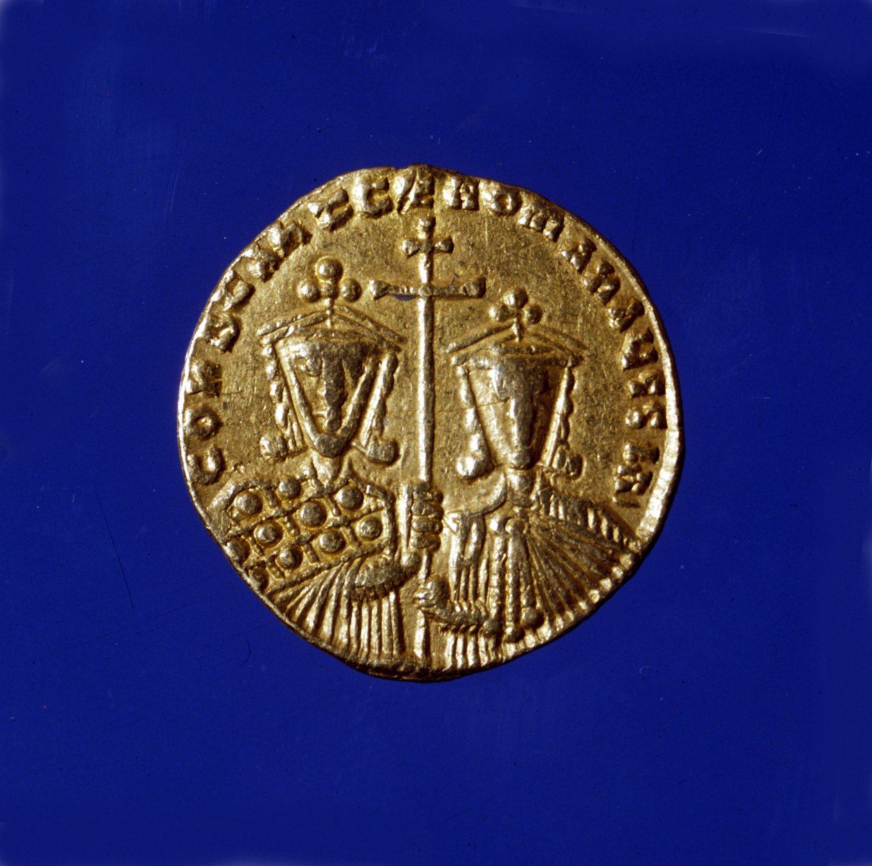 Guldmønt i billedet af kejser Konstantin VII Porphyrogenet (913 - 959) og hans søn Roman II (959 - 963). af Byzantine