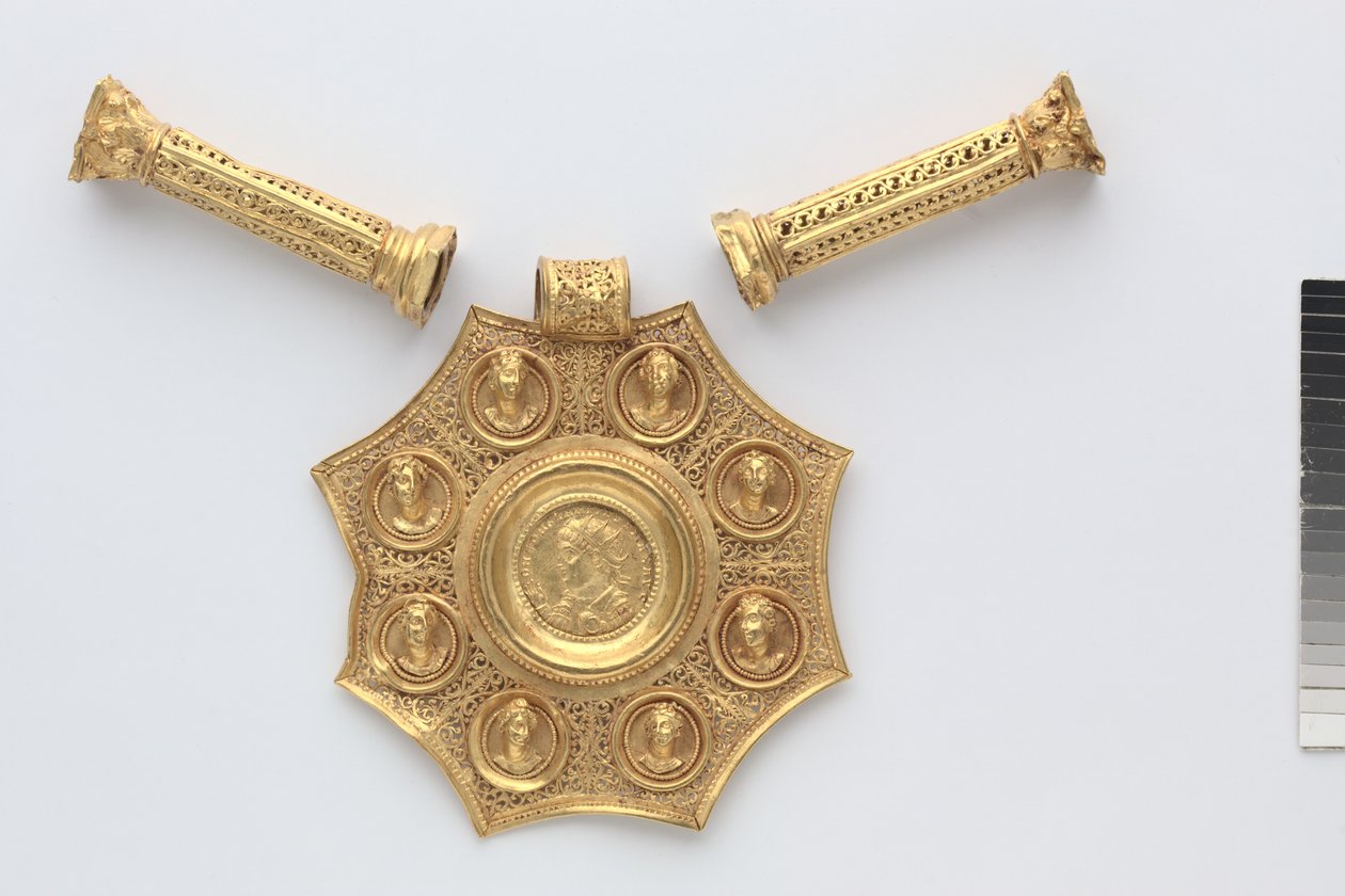 Ottekantet vedhæng og to afstandsstykker i form af korintiske søjler, 324-326 (guld) af Byzantine