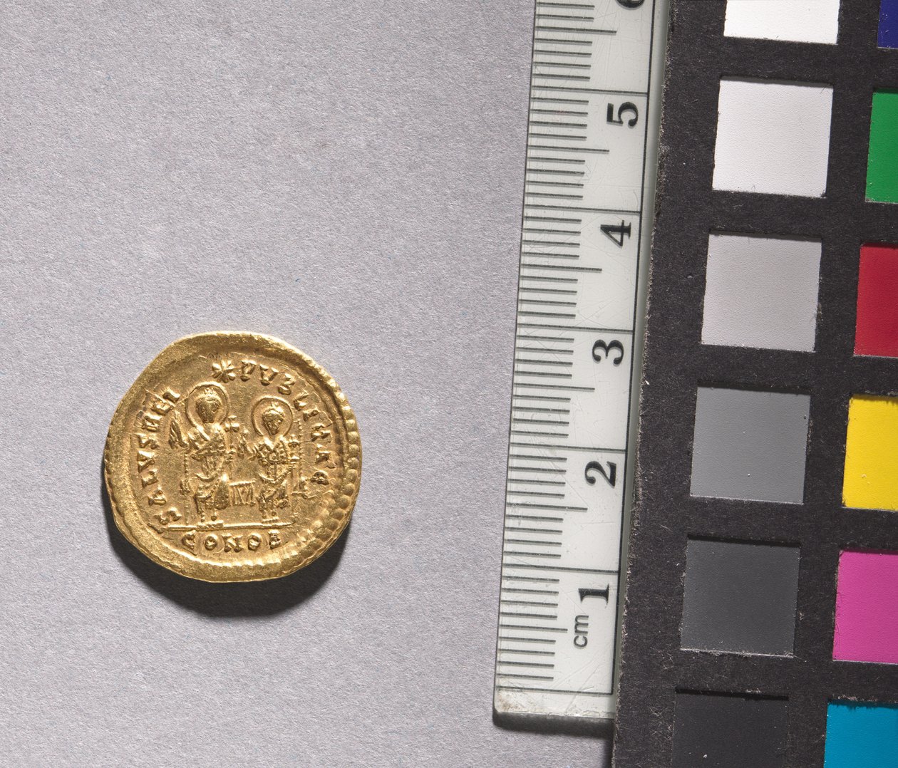 Solidus af Theodosius II og Valentinian III (bagside), 408-425 (guld) (se CVL 499736 for forside) af Byzantine