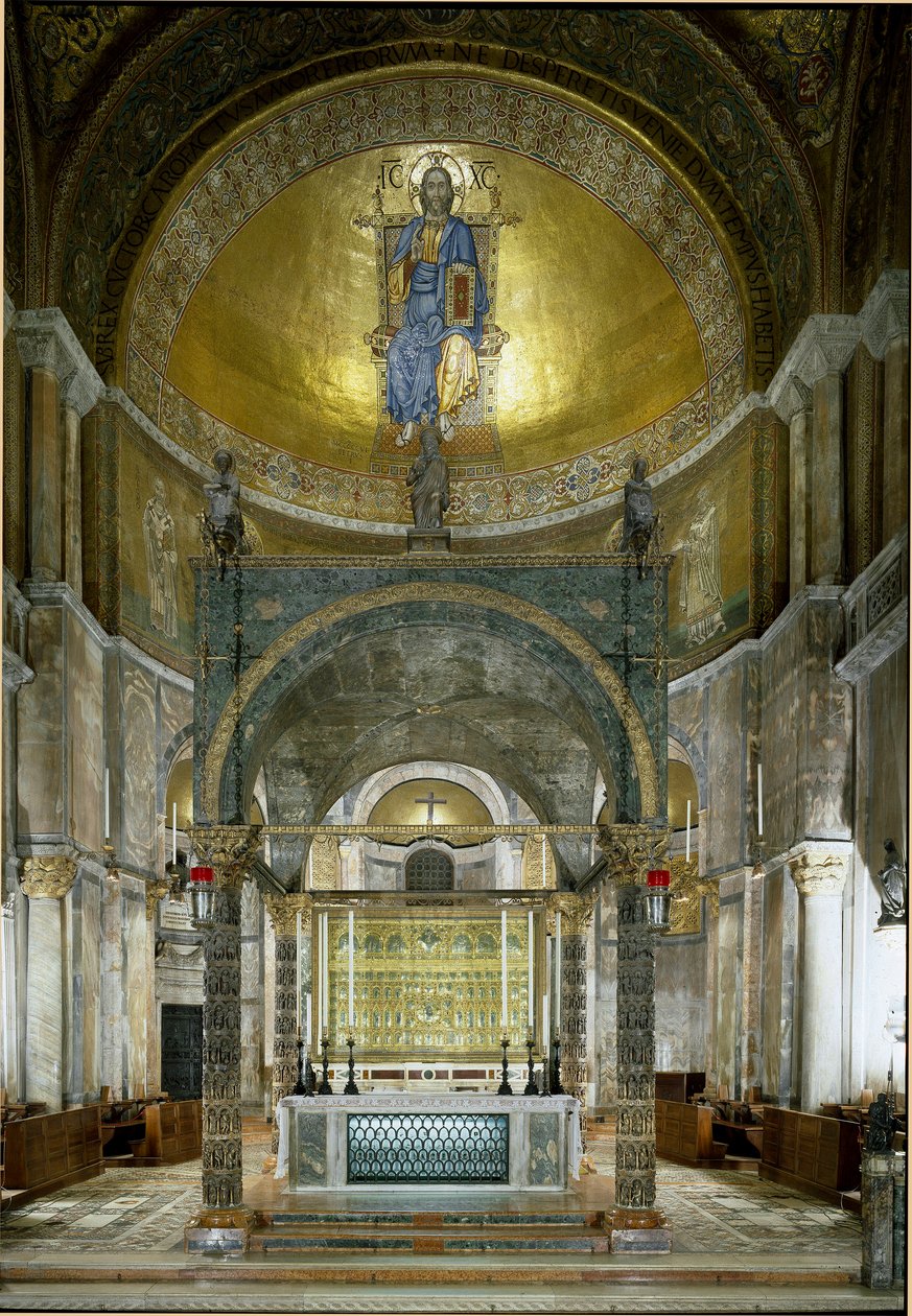 Byzantinsk arkitektur: præsbyteriet. Det store alter, ciboriet med albastersøjler (mellem 5. og 13. århundrede), hovedstæder (11. århundrede) og Pala d