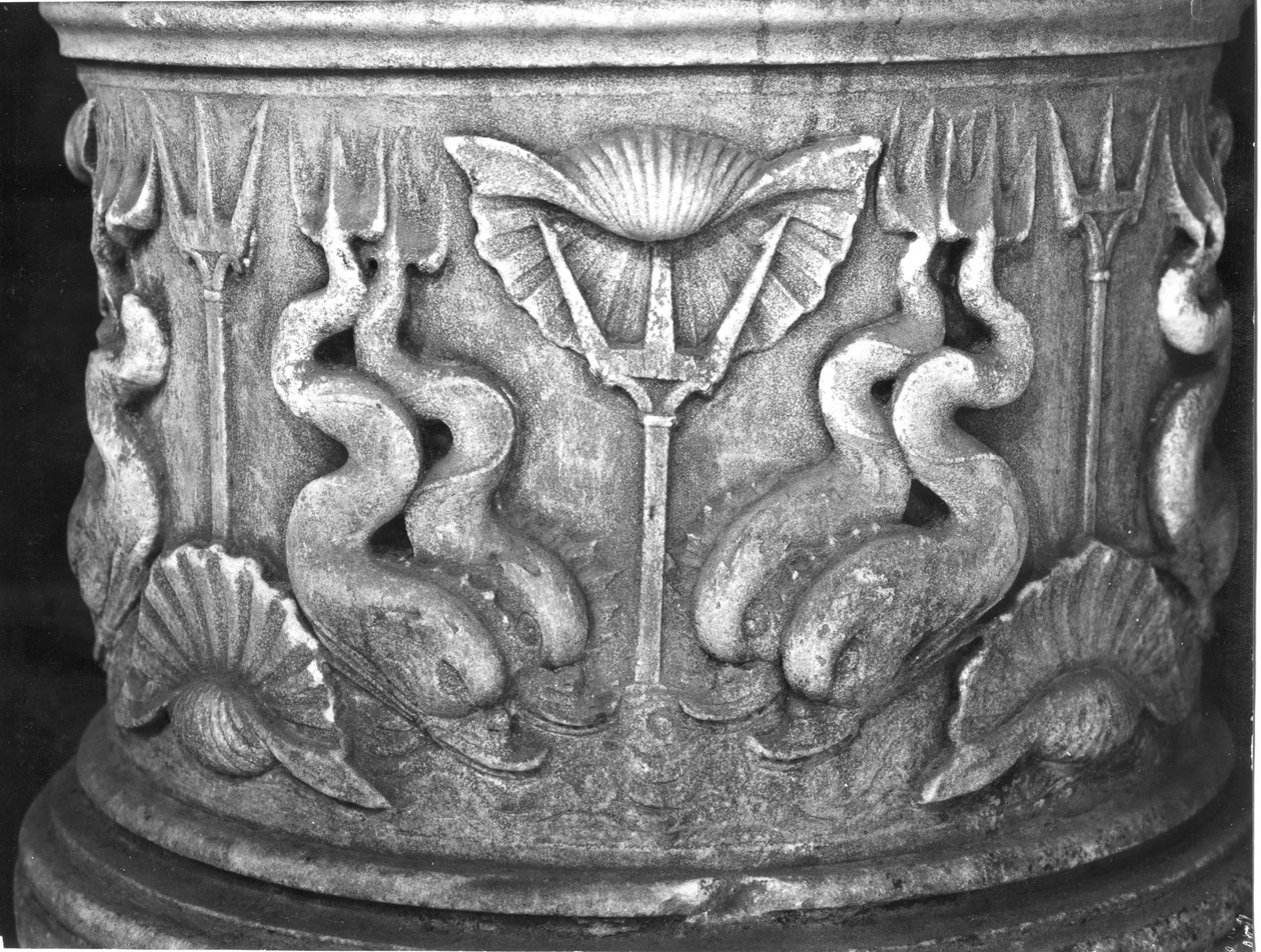 Basen af en helligvandsfontæne, udskåret med delfiner, San Marco-basilikaen af Byzantine School