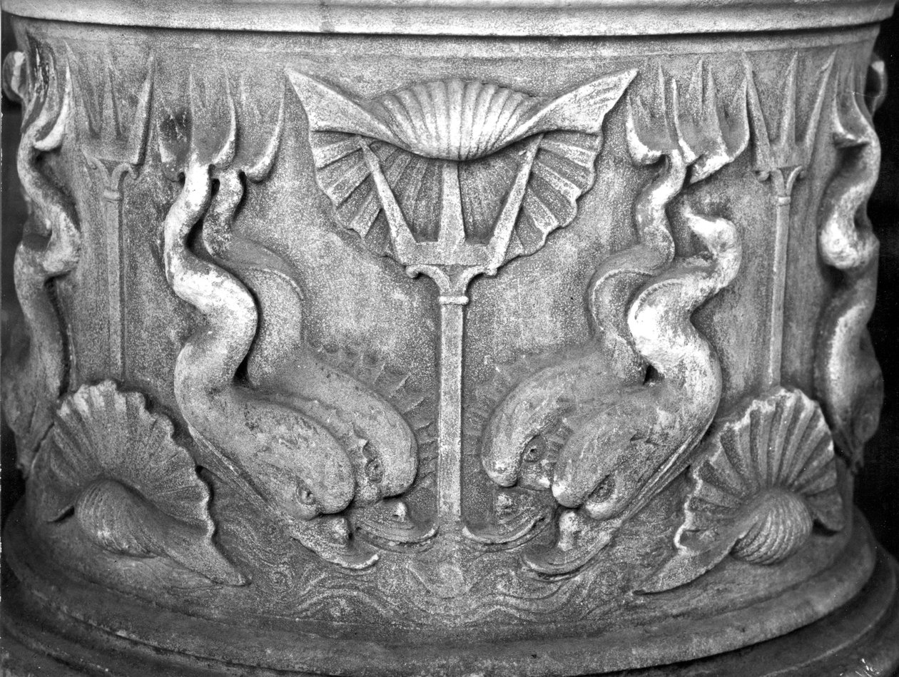 Basen af en helligvandsfontæne, udskåret med delfiner, San Marco-basilikaen af Byzantine School