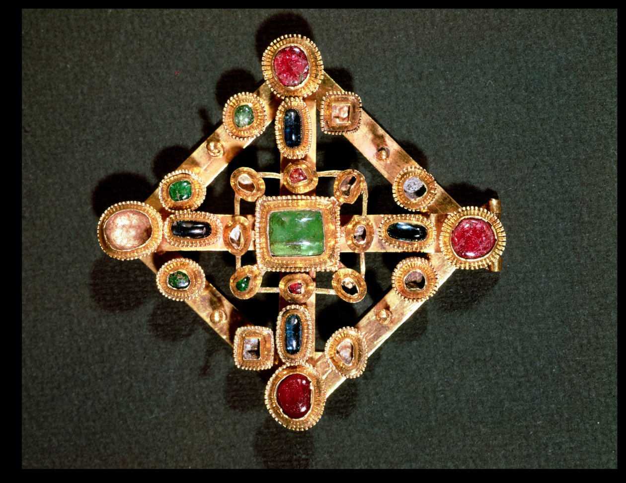Broche i form af et græsk kors (guld og ædelsten) af Byzantine School