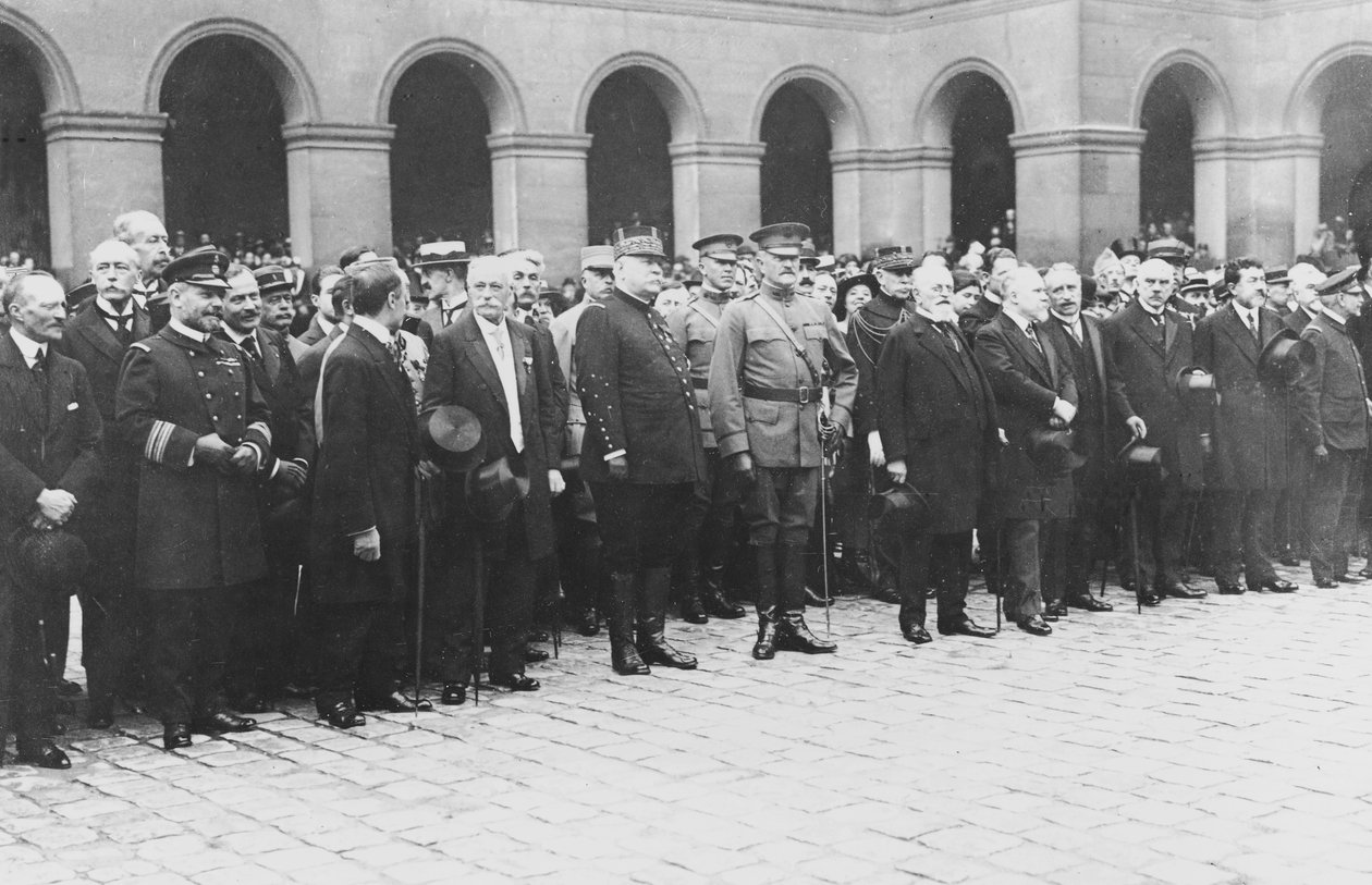 Marskal Joffre, general Pershing og præsident Poincaré byder velkommen til det første kontingent af amerikanske tropper, der ankommer til Frankrig, på Hôtel des Invalides, Paris, 4. juli 1917 af C. Chusseau Flaviens