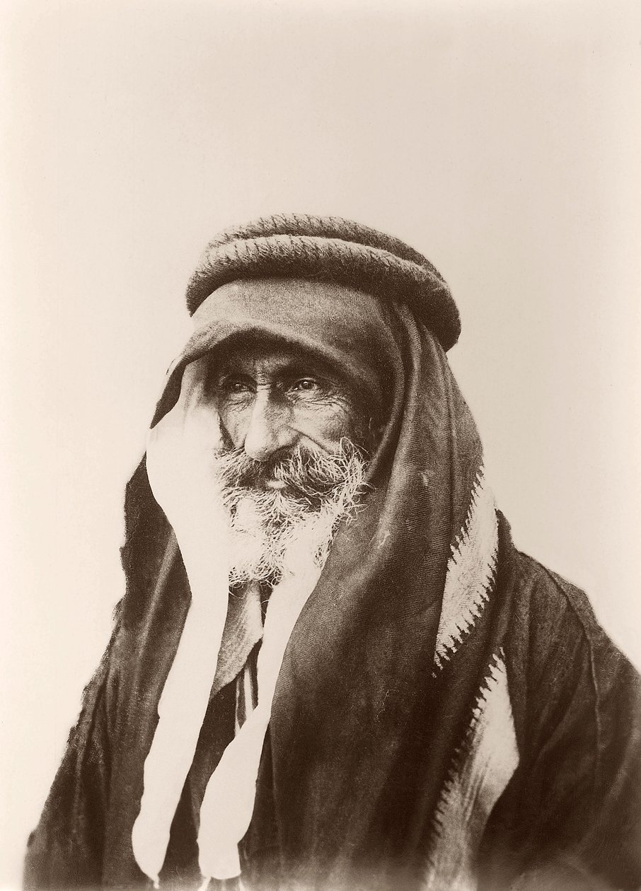 Portræt af Sheikh Khalil Senaah (mod en vægbaggrund) i Kerak, ca. 1895-99 af C.A. Hornstein