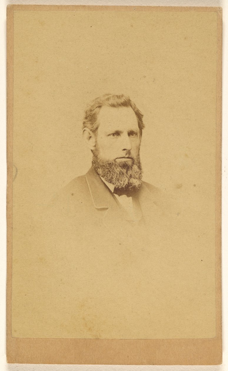 [Uidentificeret skægget mand, trykt i vignetstil]. af C.E. Edwards