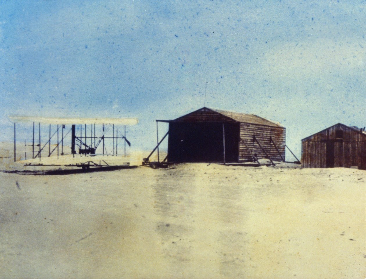 Flyeren fra 1903 og lejrbygningerne, Kill Devil Hill, North Carolina af J.B. and Brown J. Rowbotham