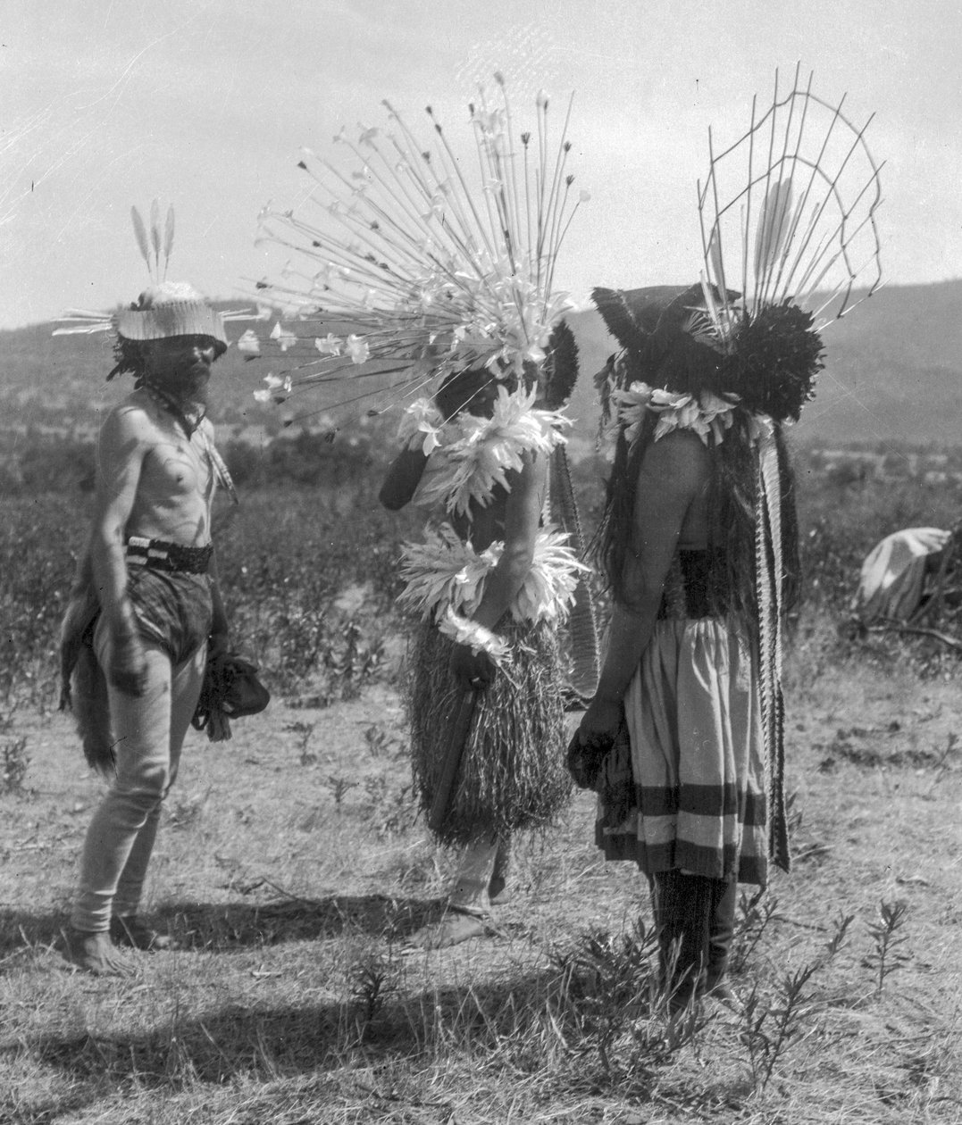 Indianere og stammens rundhus og ceremonielle beklædning, Californien af C. Hart Merriam