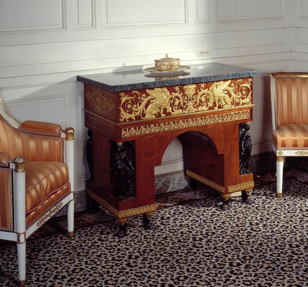 Furniture Premier Empire: kontoret for den imponerede Josephine de Beauharnais (1763-1814) realiseret af brødrene Jacob (1800-tallet) efter tegningerne af Charles Percier og Pierre Fontaine. 1800 Versailles, Grand Trianon af C. and Fontaine P. Percier