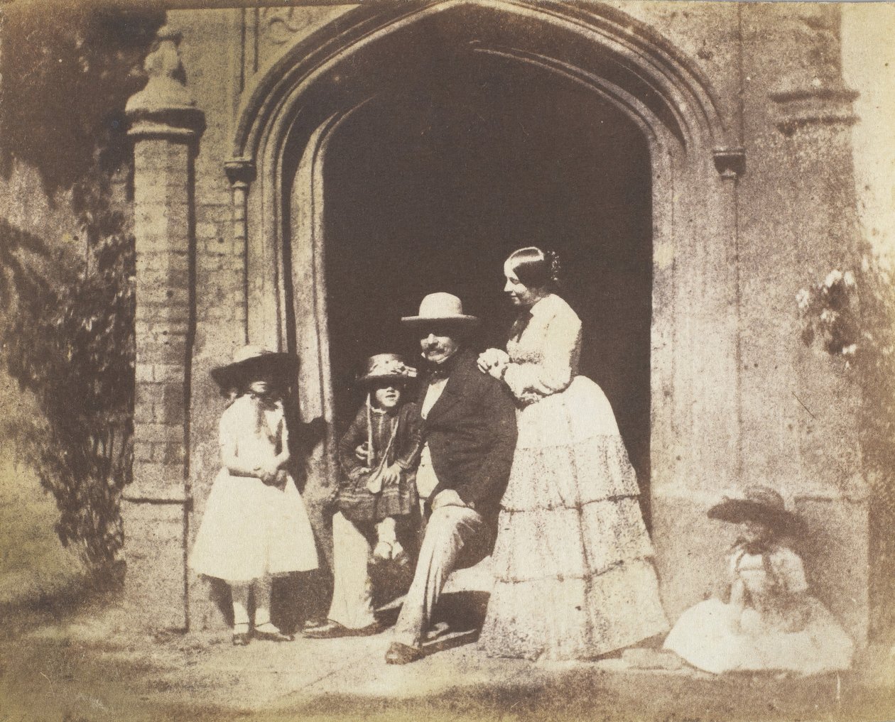 Familiegruppeportræt poseret i døråbningen, slutningen af 1840