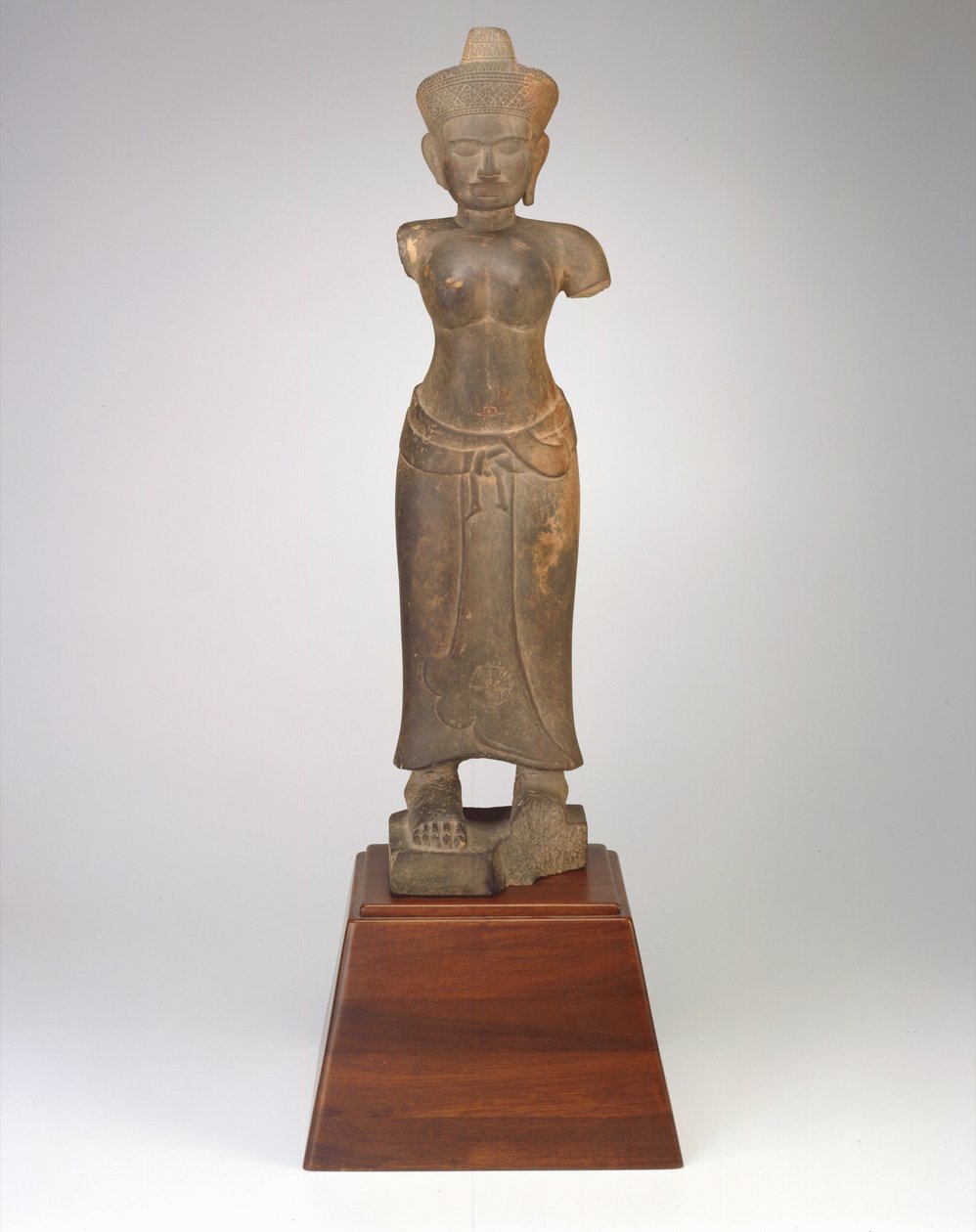 Stående figur af en kvindelig guddom, Angkor-periode, 9.-10. århundrede (sandsten) af Cambodian School