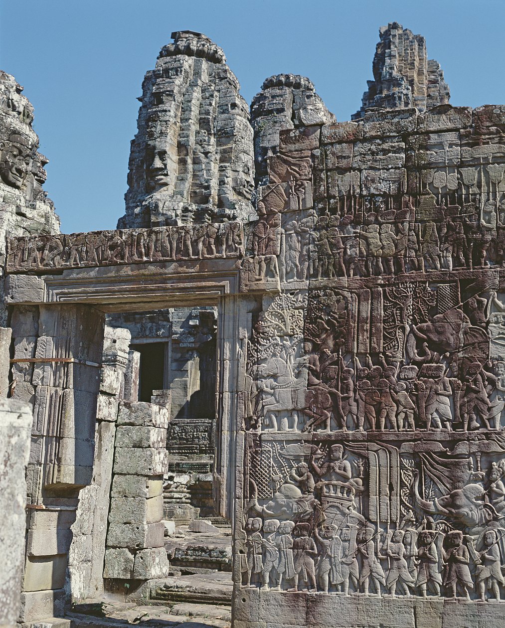 Udsigt over en mur af Bayon-templet med udskårne relieffer af Cambodian School